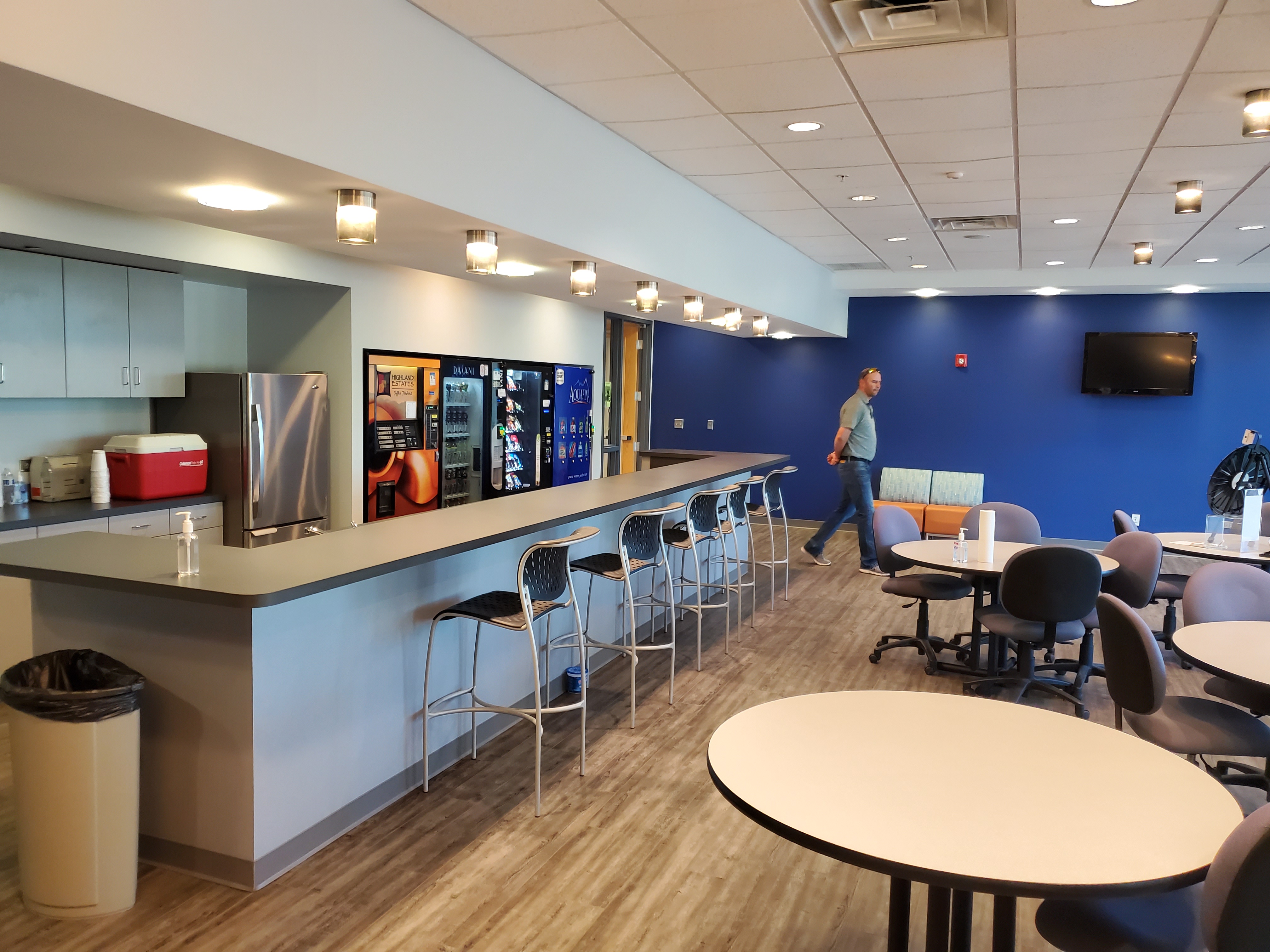 OFFICE BUILDING AURORA, ILLINOIS: Kitchen & break Rasmussen