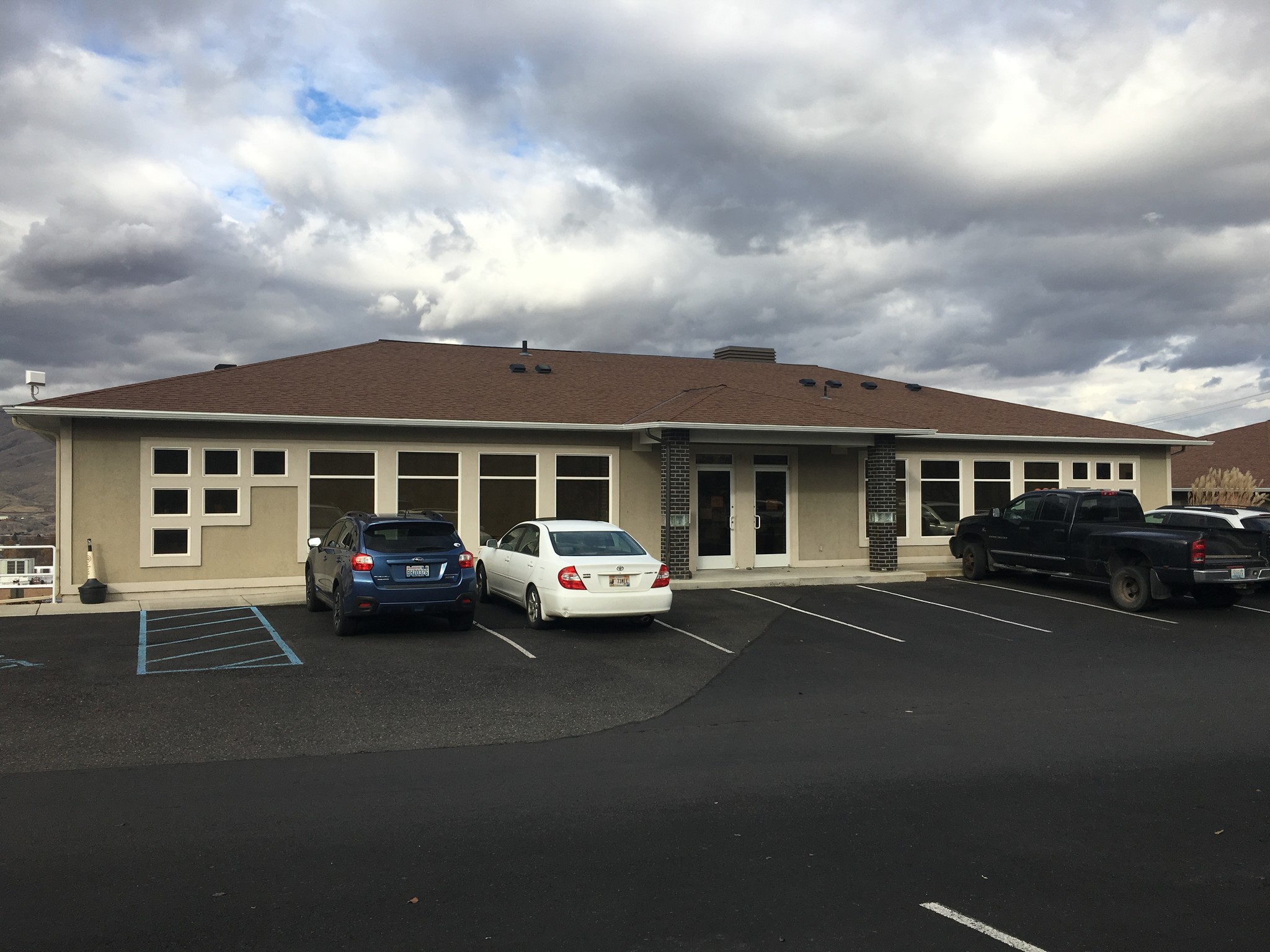 6.46 Cap Single Tenant Medical Office - 3.5% Annual Increases: Easy access both levels