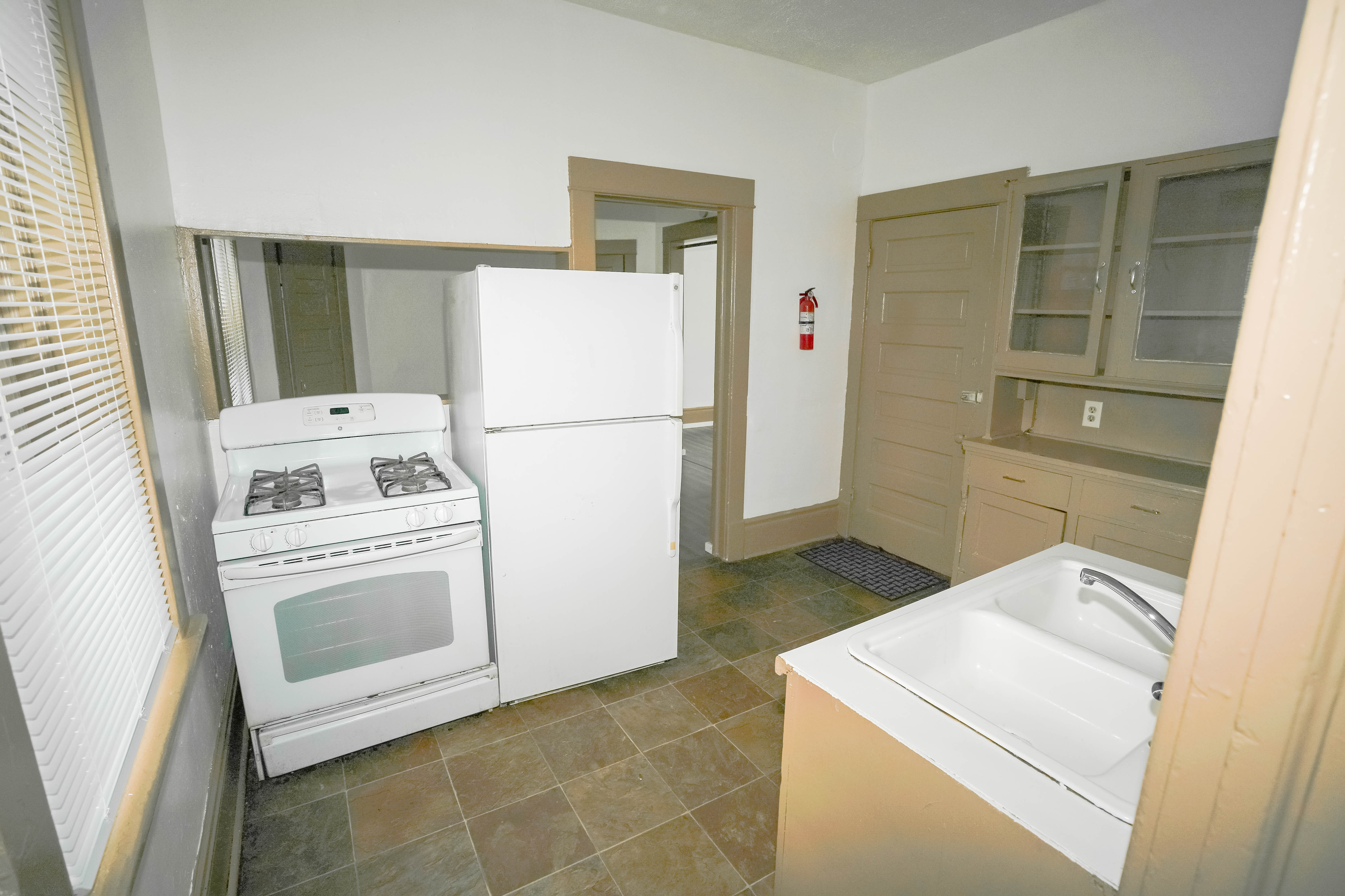 400 Van Buren: Kitchen