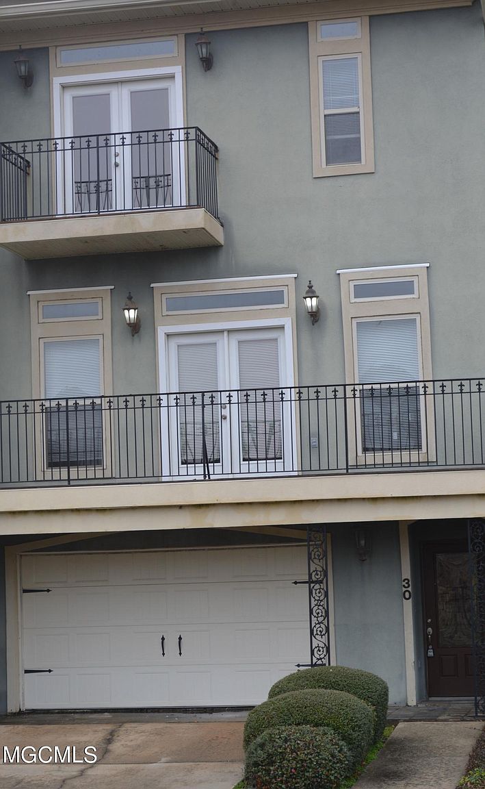 BEACH LIVING IN MISSISSIPPI: Front of TH