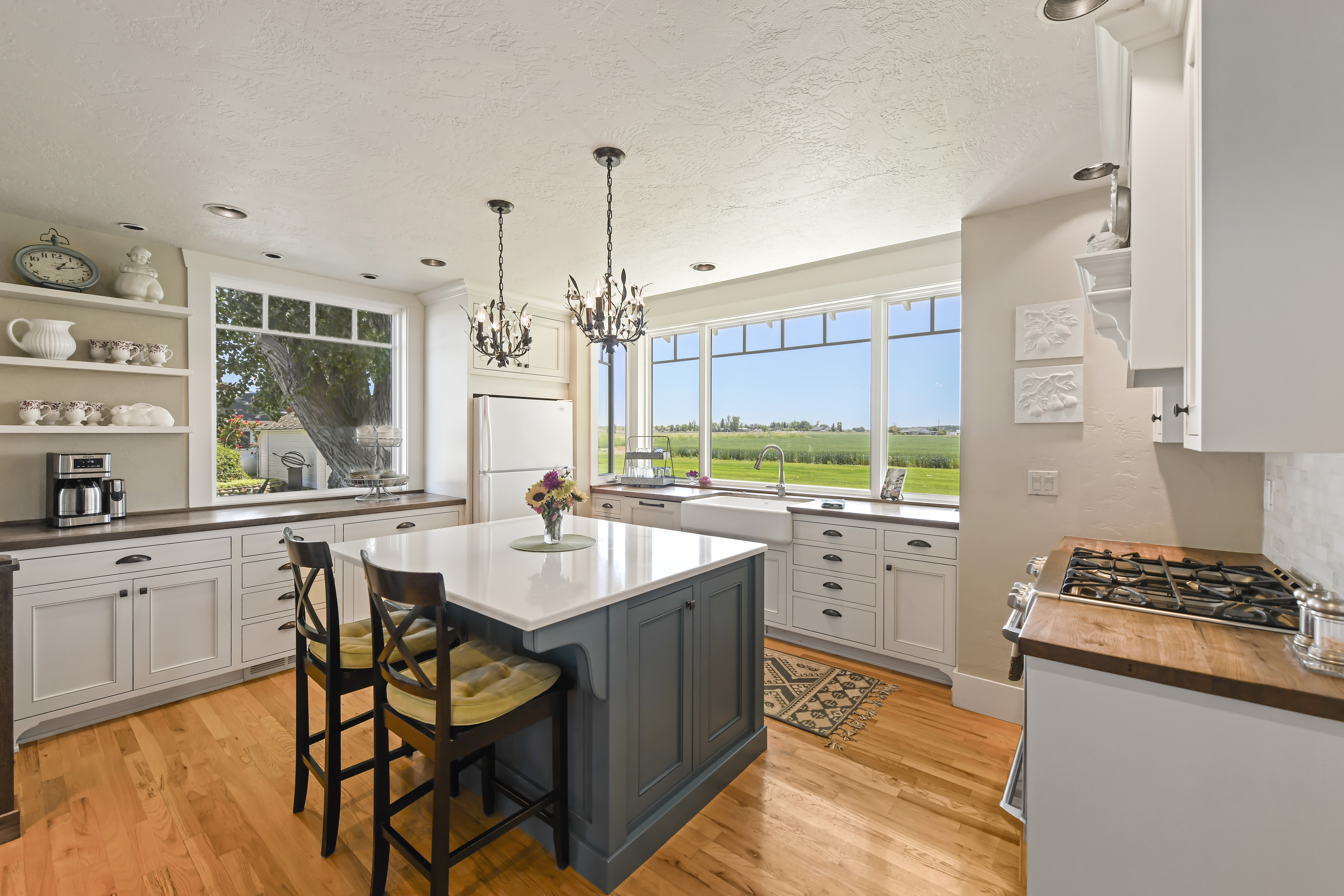Charming Farmhouse, Huge Barn on 5 Acres